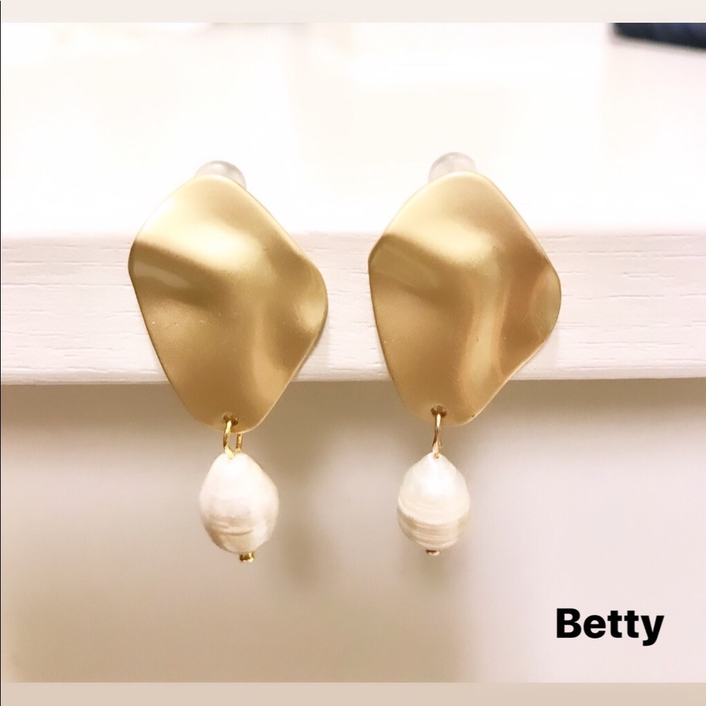 🆕 Freshwater Baroque Pearl drop earring